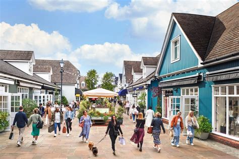 bicester village shops opening times.